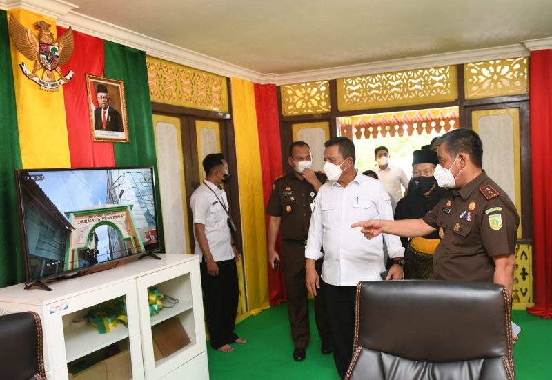 Gubernur Kepulauan Riau H Ansar Ahmad menghadiri acara tersebut langsung dari Balai Adat Pulau Penyengat bersama Kajati Kepri Gerry Yasid dan jajaran Forkopimda Kepri. Turut hadir pula Walikota Tanjung Pinang Hj Rahma dan Plt Bupati Bintan Roby Kurniawan serta jajaran Forkopimda Tanjung Pinang dan Bintan dan para tokoh adat dan masyarakat.