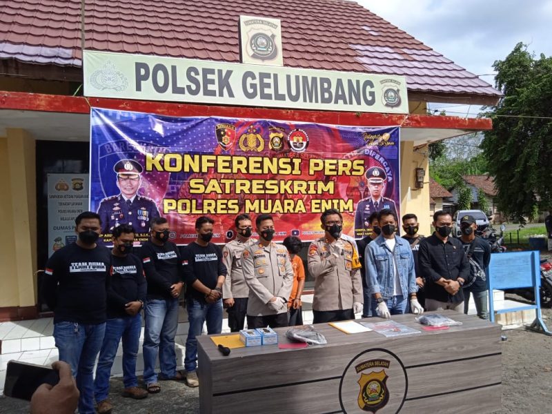 Kapolres Muara Enim AKBP Aris Rusdiyanto SIK MSi didampingi Kasat Reskrim AKP Widhi Andika Darma SH SIK MSi, Kapolsek Gelumbang AKP Morris Widhi Harto SIK, Kanit Reskrim Gelumbang IPTU Syawwaluddin SH dan Tim Puma Polsek Gelumbang saat melakukan Konferensi Pers terkait kronologi kejadian, Minggu [6/3/2022].