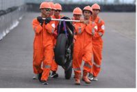 Sejumlah marshal membawa motor milik pembalap Tech 3 KTM Factory Racing Raul Fernandez seusai kecelakaan pada hari kedua tes pramusim MotoGP 2022 di Pertamina Mandalika International Street Circuit, Lombok Tengah, NTB, Sabtu [12/2/2022]. Sesi tes pramusim di sirkuit Mandalika tersebut akan berlangsung hingga Minggu [13/3/2022].