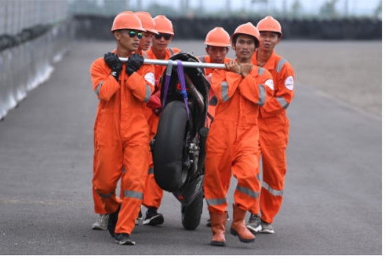Sejumlah marshal membawa motor milik pembalap Tech 3 KTM Factory Racing Raul Fernandez seusai kecelakaan pada hari kedua tes pramusim MotoGP 2022 di Pertamina Mandalika International Street Circuit, Lombok Tengah, NTB, Sabtu [12/2/2022]. Sesi tes pramusim di sirkuit Mandalika tersebut akan berlangsung hingga Minggu [13/3/2022].