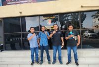 Ketua Pembelaan Wartawan Persatuan Wartawan Indonesia [PWI] Pusat, H Oktap Riyadi didampingi Ketua Bidang Hukum dan Advokasi JMSI, Sumsel Amrizal Aroni mendampingi Pemred Suara Nusantara melapor ke Polda Sumsel