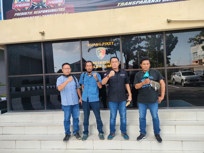 Ketua Pembelaan Wartawan Persatuan Wartawan Indonesia [PWI] Pusat, H Oktap Riyadi didampingi Ketua Bidang Hukum dan Advokasi JMSI, Sumsel Amrizal Aroni mendampingi Pemred Suara Nusantara melapor ke Polda Sumsel