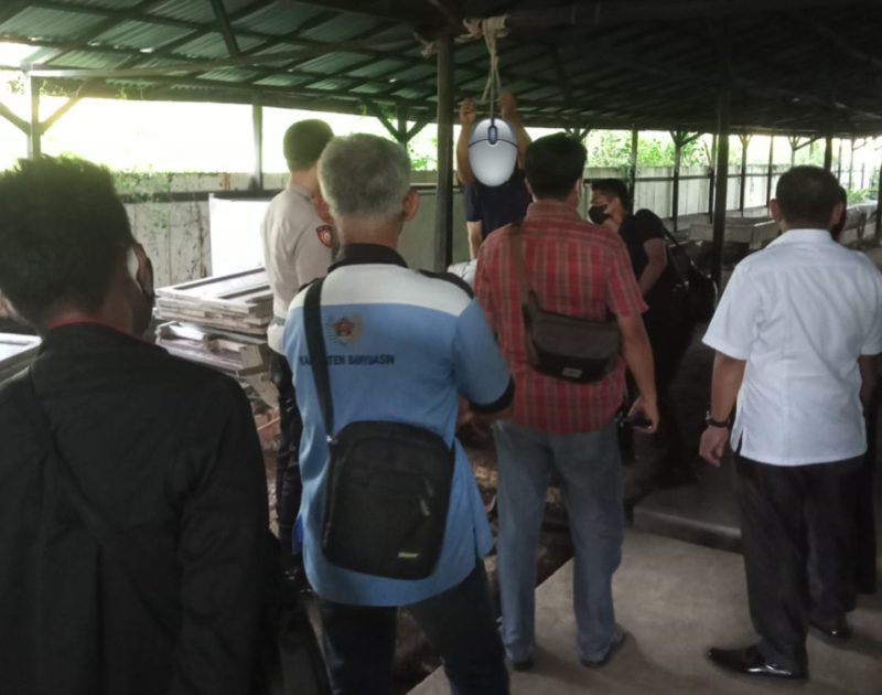 Pejabat Unit Pelaksana Terpadu Badan [UPTB] Samsat Banyuasin I ditemukan tewas gantung diri. Ia ditemukan dengan tali melilit di lehernya.