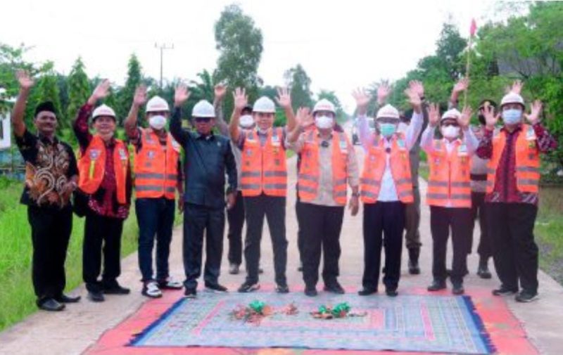 Ditandai dengan pemecahan kendi oleh Bupati H Askolani dan Wakil Bupati Banyuasin H Slamet Somosentono, Jalan Poros Muara Padang siap untuk dimanfaatkan masyarakat Muara Padang dan Muara Sugihan.