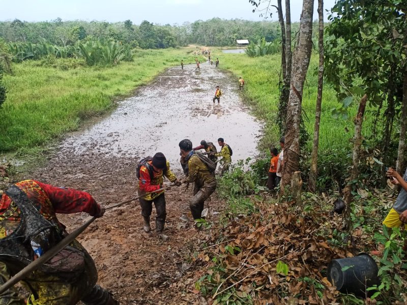 Melintasi medan yang tangguh dan terjal, ratusan peserta Trail Adventure dalam rangka peringatan HUT Kabupaten Banyuasin Ke-20 tampak sangat antusias.