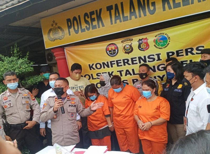 Kepolisian Sektor [Polsek] Talang Kelapa Kabupaten Banyuasin, Sumatera Selatan berhasil menangkap pelaku 'dukun palsu' yang menjanjikan bisa membantu para perempuan atau pasangan suami istri [Pasutri] yang kesulitan untuk mendapatkan keturunan.