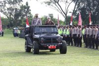 Kapolda Sumsel Irjen Pol Drs Toni Harmanto MH didampingi Wakil Gubernur Sumsel, Ir H Mawardi Yahya di sela-sela apel gelar pasukan Ops Ketupat Musi 2022 di lapangan Pakri Palembang, Jumat [22/4/2022].