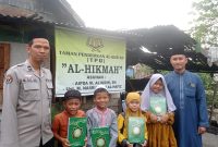 anggota Humas Polda Sumsel AIPDA Muhammad Aliudin SH terpanggil untuk membagikan 1000 Alquran untuk santri-santriwati TPQ Al-Hikmah Palembang.