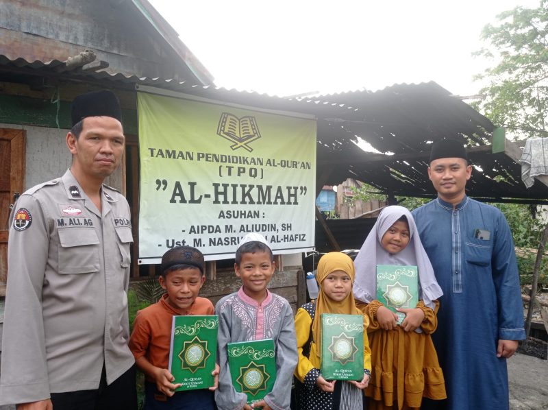 anggota Humas Polda Sumsel AIPDA Muhammad Aliudin SH terpanggil untuk membagikan 1000 Alquran untuk santri-santriwati TPQ Al-Hikmah Palembang.