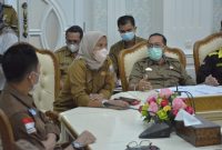 Kadisdik Palembang H Ahmad Zulinto tengah rapat terkait polemik Guru Honorer bersama Sekda Kota Palembang, Selasa [5/4/2022].