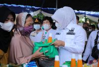 Wakil Walikota Palembang Fitrianti Agustinda saat meninjau Bazar Murah di Kantor Camat Sukarami, Rabu [6/4/2022].