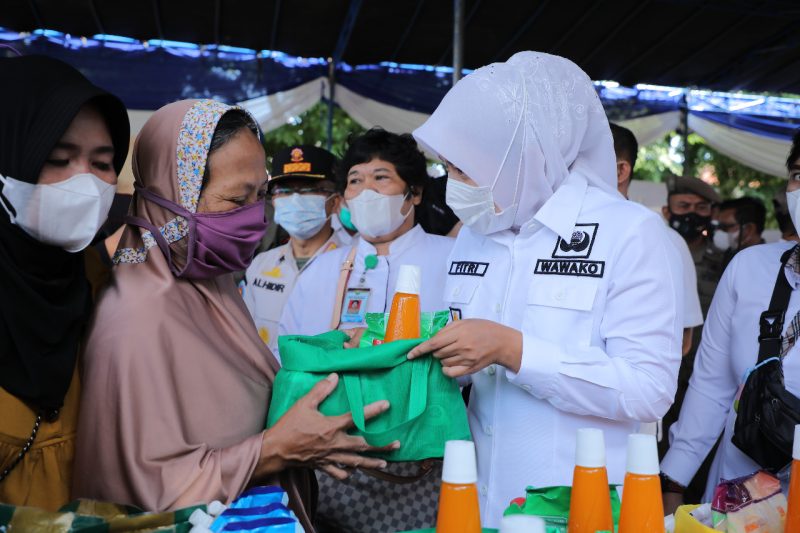 Wakil Walikota Palembang Fitrianti Agustinda saat meninjau Bazar Murah di Kantor Camat Sukarami, Rabu [6/4/2022].