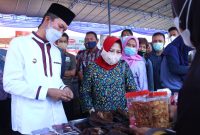 Walikota Palembang H Harnojoyo yang meninjau langsung kegiatan bazar murah yang digelar di halaman Graha Pena Sumeks. 