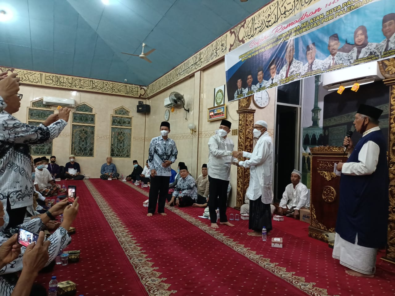 Ketua PGRI Sumsel H Ahmad Zulinto SPd MM memberikan bantuan dana untuk pengembangan masjid Jami Al Hanif.