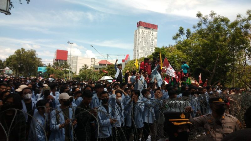 Demo mahasiswa di seputaran DPRD Sumsel 