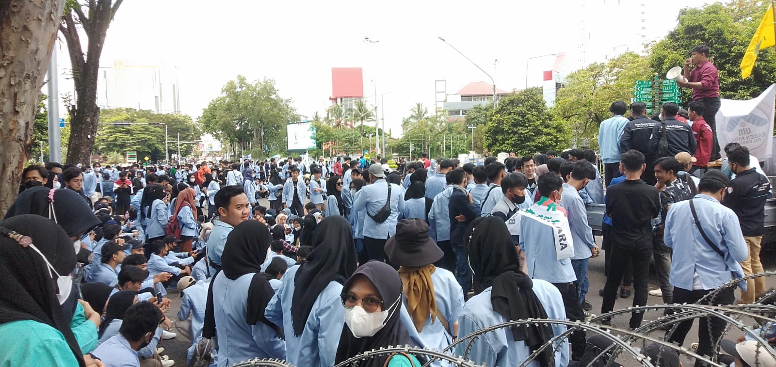 Demo mahasiswa di seputaran DPRD Sumsel