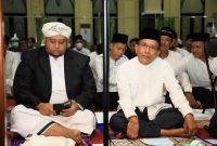 Mewakili Gubernur Sumsel H Herman Deru, Sekda Sumsel SA Supriono mengikuti kegiatan shalat Isya dan Tarawih berjemaah yang digelar DPRD Sumsel, di masjid Ar Ra'iyah, Minggu [10/4] malam. 