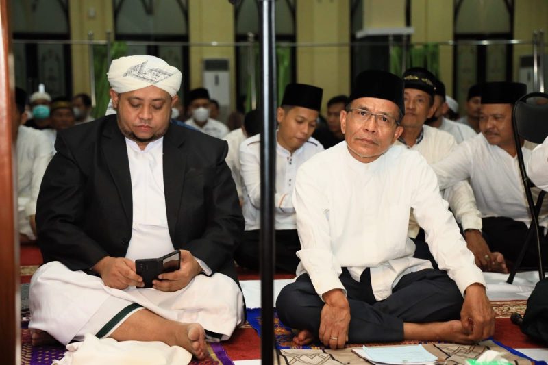 Mewakili Gubernur Sumsel H Herman Deru, Sekda Sumsel SA Supriono mengikuti kegiatan shalat Isya dan Tarawih berjemaah yang digelar DPRD Sumsel, di masjid Ar Ra'iyah, Minggu [10/4] malam. 