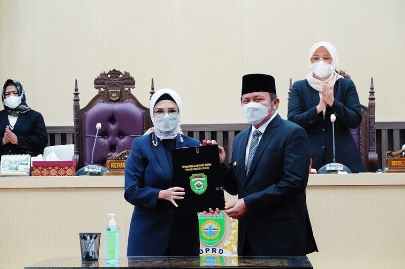 Gubernur Sumsel H Herman Deru menyampaikan pengantar Laporan Keterangan Pertanggungjawaban [LKPJ]  Gubernur Sumsel Tahun Anggaran 2021 pada Rapat Paripurna XLVIII [48] di Kantor DPRD Sumsel, Senin [11/4].