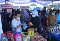 Wakil Walikota Fitrianti Agustinda meninjau Bazar Murah di Pipa Reja, Kecamatan Kemuning Senin [11/4/2022].