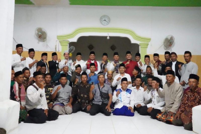 Safari Ramadhan dan tarawih keliling 1443 H/2022 M, Bupati Banyuasin H Askolani Jasi melakukan pelantikan panitia pengambil zakat, Jumat [9/4].