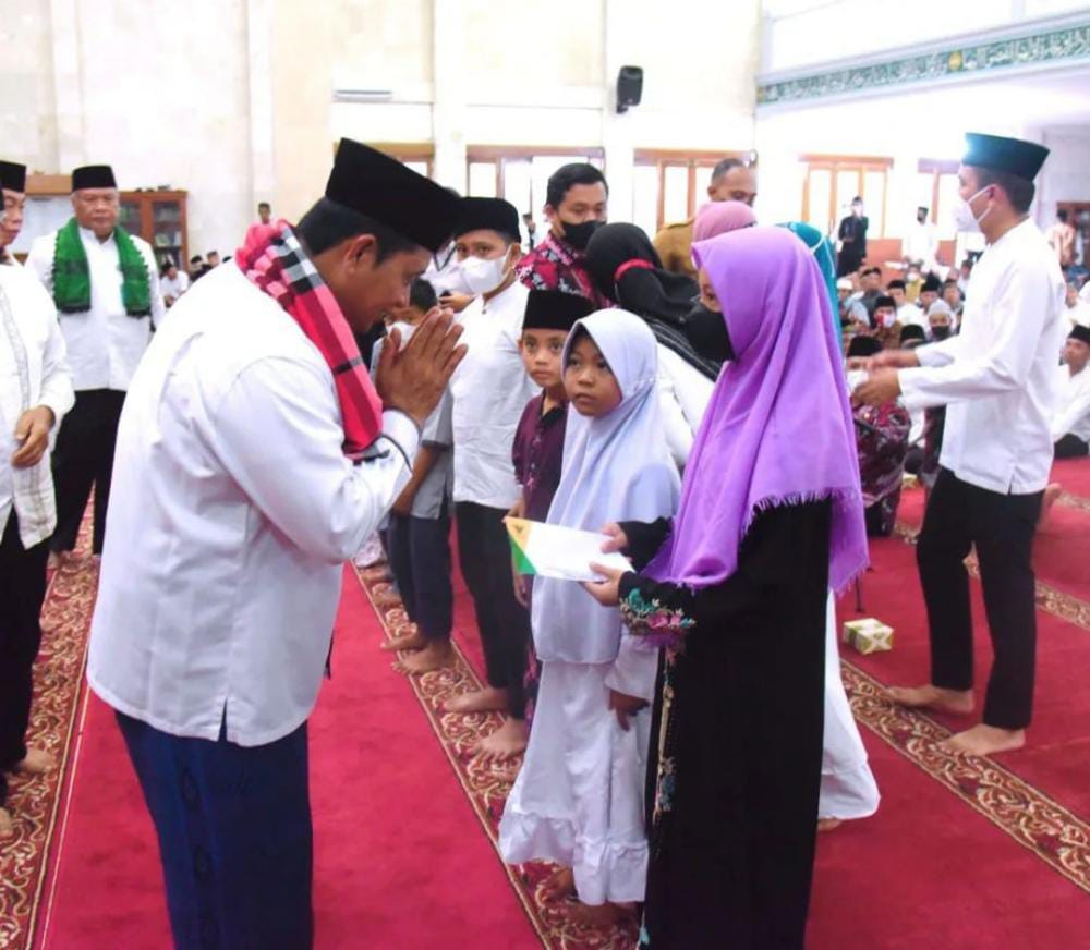 Bupati H Askolani Jasi didampingi Wakil Bupati Banyuasin Slamet Somosentono juga membagikan bantuan kepada anak yatim dan fakir miskin