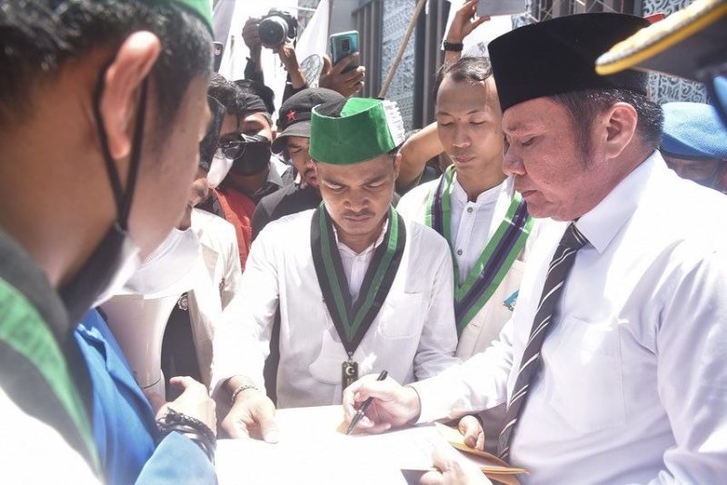 Gubernur Sumsel H Herman Deru menyempatkan diri menemui mahasiswa yang tergabung dalam organisasi mahasiswa Cipayung Plus, di halaman kantor Gubernur, Senin [11/4] siang.