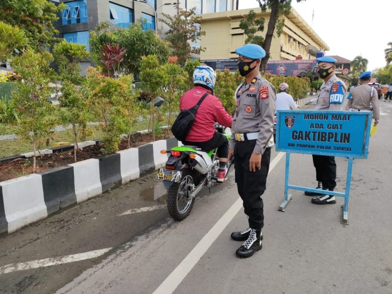 Bidpropam Polda Sumsel menggelar Penegakkan, Penertiban dan Disiplin [Gaktibplin] terhadap kendaraan anggota Polri, PNS Polri, PHL Polda Sumsel, pegawai kantin dan semua kendaraan pribadi maupun dinas yang memasuki Mapolda Sumsel, Rabu [13/04].