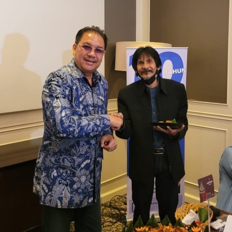 Ketua Umum SatuPena Denny JA bersama Korwil SatuPena Sumatera Anwar Putra Bayu dengan menggunakan jas hitam. 