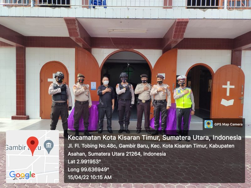 Personel Samapta Polres Asahan melakukan penjagaan di sejumlah gereja di sekitar Kota Kisaran, Jumat [15/4/2022].
