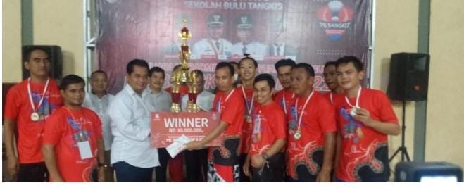 Bupati Banyuasin, H. Askolani resmi menutup turnamen bulutangkis PB Bangkit Cup II tahun 2022, pada Selasa [8/3] di GOR Taman Kota Pangkalan Balai.