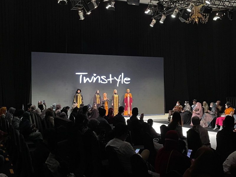 Batik Kujur PTBA Melenggang di IFW 2022
