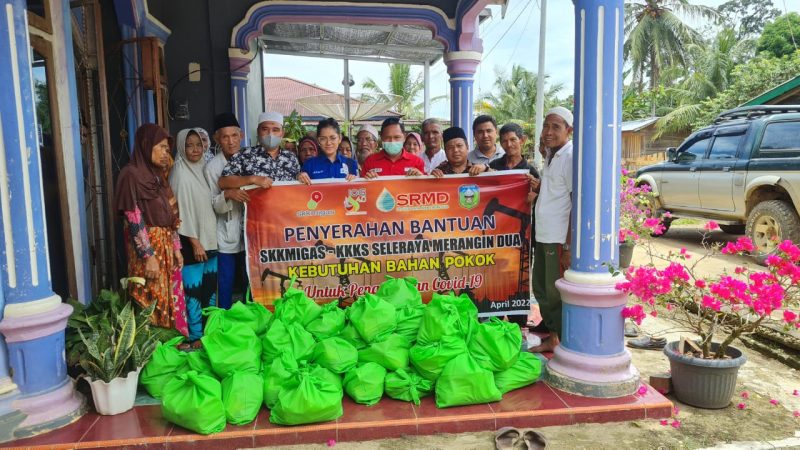 SKK Migas dan KKKS Seleraya Merangin Dua membagikan paket sembako sekaligus buka puasa bersama.