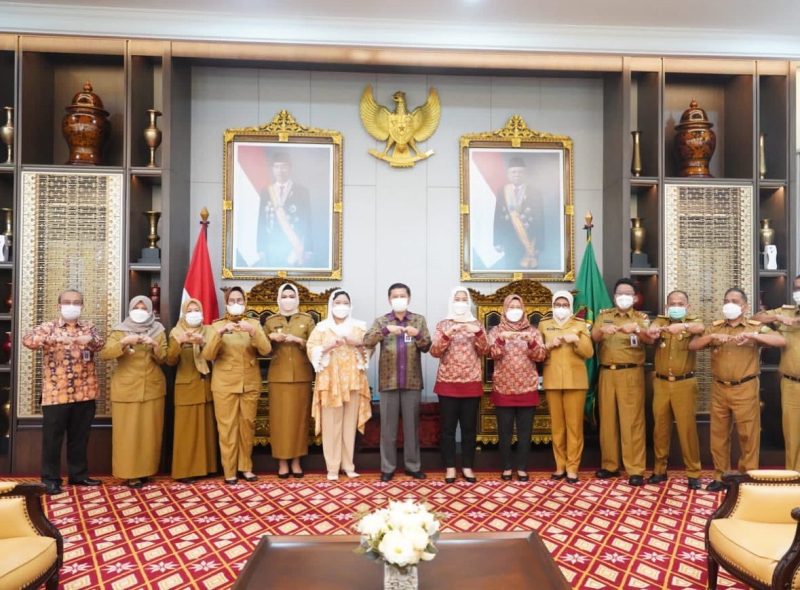 TP PKK Sumsel terus bersinergi dengan lembaga terkait, dalam hal ini Otoritas Jasa Keuangan [OJK] Regional 7 Sumbagsel mendorong literasi pemanfaatan jasa keuangan bagi masyarakat.