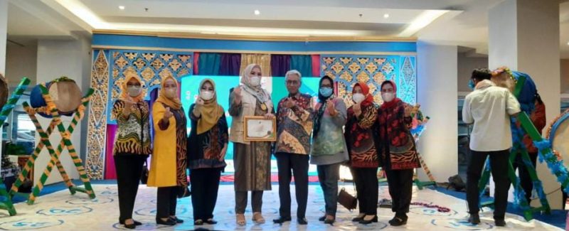 Ketua Tim Penggerak Pemberdayaan dan Kesejahteraan Keluarga [TP PKK] Kabupaten Banyuasin dr Sri Fitri Yanti Askolani menerima penghargaan Tokoh Wanita Inspiratif Peduli Sosial Kemasyarakatan di Transmart Palembang City Center diberikan oleh Pengurus Wilayah Pandu Tani Indonesia [Patani] Provinsi Sumatera Selatan, Minggu [17/04].