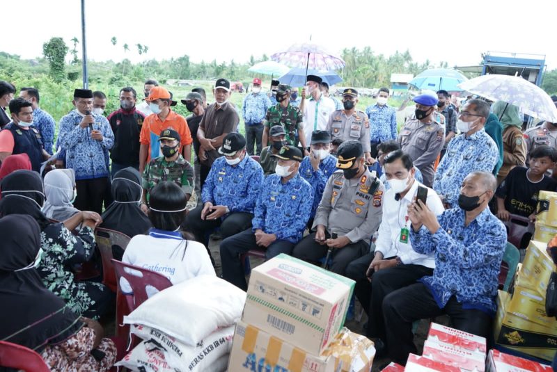 Bersama Forkopimda Kabupaten Asahan, Bupati Asahan Surya menyerahkan bantuan kepada 66 kepala keluarga yang menjadi korban kebakaran, Senin [18/4/2022].