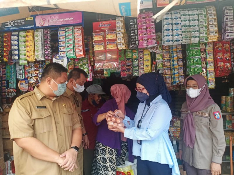 Kegiatan Inspeksi Mendadak [Sidak] ini dilakukan di Pasar Pangkalan Balai Kabupaten Banyuasin, Sumatera Selatan. Dihadiri Kepala Pusat Pendidikan Pertanian Kementerian Pertanian RI, Dr Idha Widi Arshanti didampingi Kepala DPKUKM Banyuasin Erwin Ibrahim, Kepala DKP Banyuasin Yuni Khairani dan Assisten II Hasmi.
