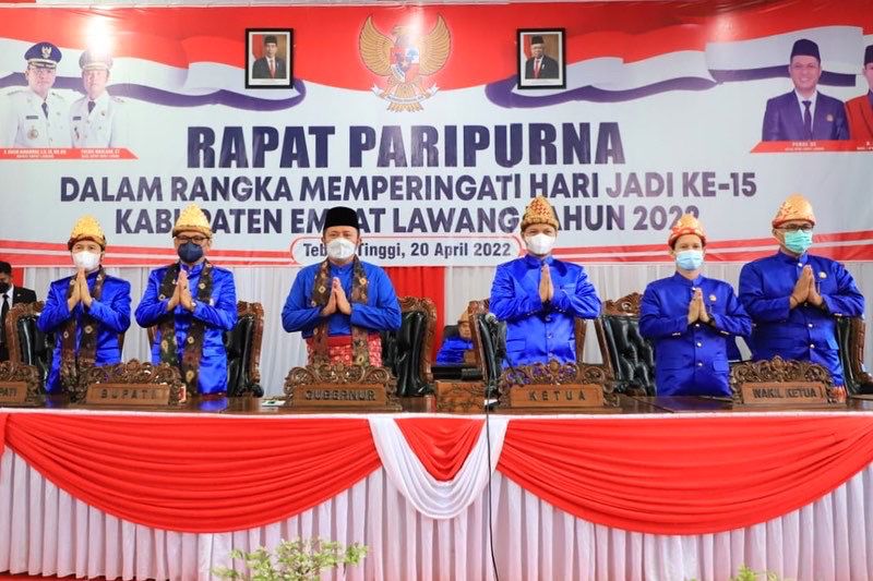 Gubernur Sumatera Selatan [Sumsel] H Herman Deru didampingi Ketua TP PKK Sumsel, Hj Febrita Lustia HD menghadiri Sidang Paripurna Istimewa DPRD Kabupaten Empat Lawang.