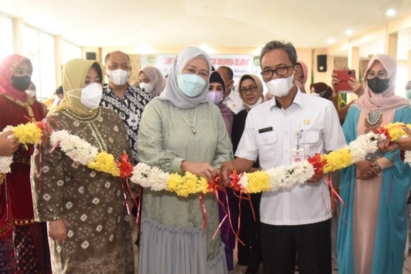 Badan Kerjasama Organisasi Wanita [BKOW] Sumsel mengelar bazar ramadhan yang dipusatkan di Gedung Perjuangan Wanita dan dibuka oleh Sekda Sumsel SA Supriono membuka bazar ramadhan  yang digelar, Rabu [20/4].