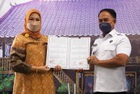 Ketua TP PKK Sumse Hj Febrita Lustia HD Deru melakukan penandatanganan nota kesepahaman bersama Memorandum Of Understanding [MoU] bersama Badan Narkotika Nasional [BNN] Provinsi Sumsel dan LPP RRI Palembang dalam penguatan keluarga dalam  pencegahan penyalahgunaan narkoba, bertempat di auditorium RRI Palembang, Selasa [19/4] pagi.