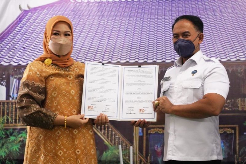 Ketua TP PKK Sumse Hj Febrita Lustia HD Deru melakukan penandatanganan nota kesepahaman bersama Memorandum Of Understanding [MoU] bersama Badan Narkotika Nasional [BNN] Provinsi Sumsel dan LPP RRI Palembang dalam penguatan keluarga dalam  pencegahan penyalahgunaan narkoba, bertempat di auditorium RRI Palembang, Selasa [19/4] pagi.