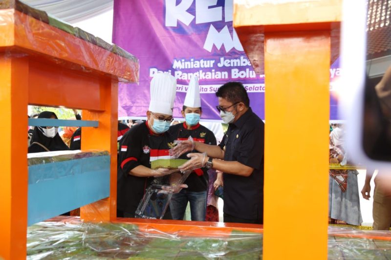 Pembuatan bolu kojo terbanyak memecahkan Rekor Muri Bolu Kojo berbentuk Miniatur Jembatan Ampera yang digelar di halaman Griya Agung Palembang, Selasa [19/4].