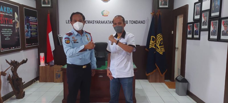 Kepala Lembaga Pemasyarakatan [Lapas] kelas IIB Tondano, Margono AMd IP SH MH menerima anjangsana Wakil Ketua Bidang Advokasi dan Pembelaan Wartawan Persatuan Wartawan Indonesia [PWI] Provinsi Sulawesi Utara Adrianus R Pusungunaung, Senin [25/4/2022].