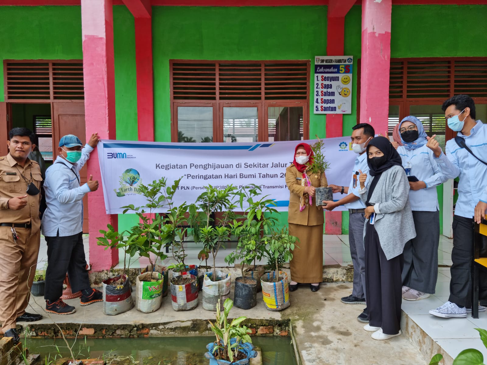 Tim UPT Palembang bersama Guru dan Siswa SMPN 4 Rambutan dalam balutan Edukasi Manfaat dan Bahaya Listrik