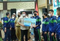 Gubernur Sumatera Selatan [Sumsel] H Herman Deru  menyerahkan bonus kepada atlet dan pelatih yang telah berprestasi menyumbangkan mendali pada Pekan Olahraga Nasional [PON] XX dan Pekan Paralimpik Nasional [Peparnas] XVI Papua 2021 lalu.