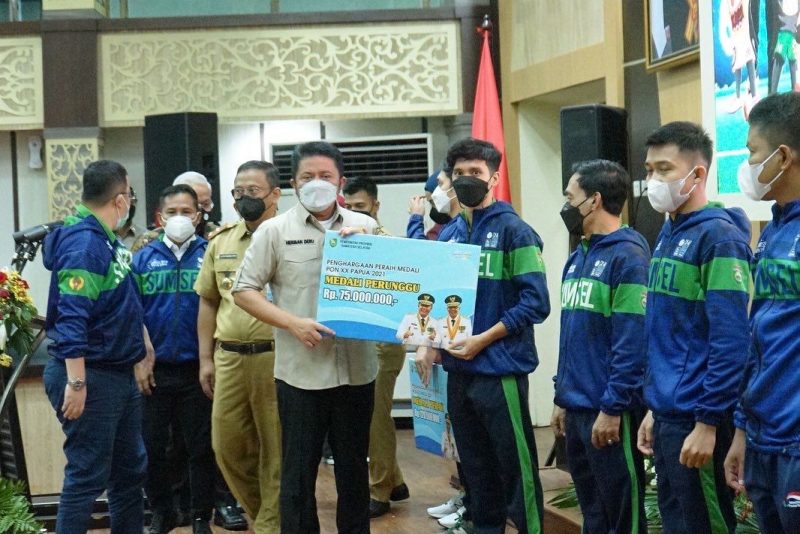 Gubernur Sumatera Selatan [Sumsel] H Herman Deru  menyerahkan bonus kepada atlet dan pelatih yang telah berprestasi menyumbangkan mendali pada Pekan Olahraga Nasional [PON] XX dan Pekan Paralimpik Nasional [Peparnas] XVI Papua 2021 lalu.