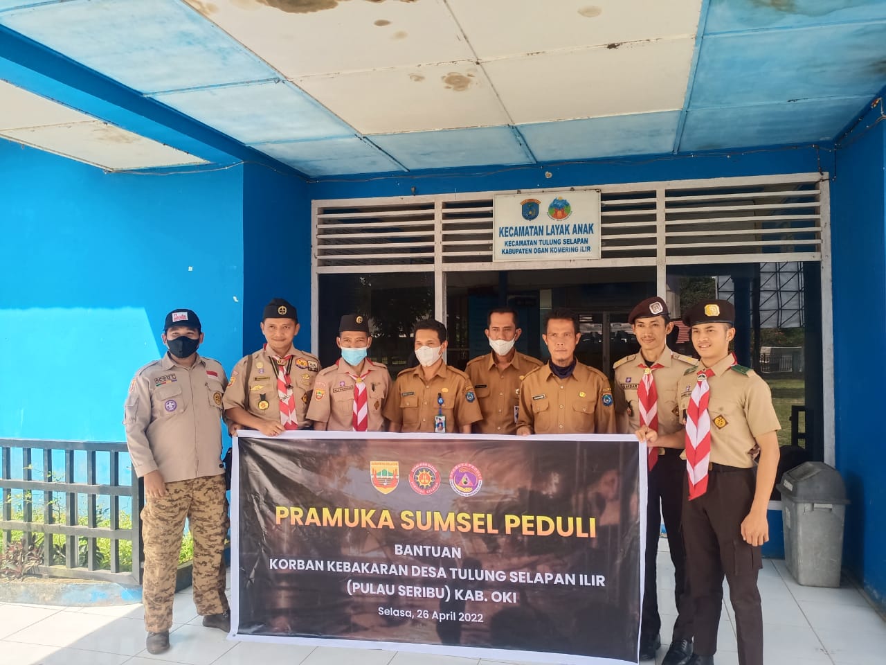 Melalui Sekretaris Pramuka Peduli Kwarda Sumsel Agus Sulaiman bersama ketua Dewan kerja daerah gerakan pramuka sumatera selatan Ali Akbar menyerahkan beberapa bantuan langsung kepada Ari Mustaqim selaku sekretaris desa Tulung Selapan Ilir, Selasa [26/4/22].