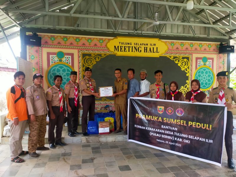 Melalui Sekretaris Pramuka Peduli Kwarda Sumsel Agus Sulaiman bersama ketua Dewan kerja daerah gerakan pramuka sumatera selatan Ali Akbar menyerahkan beberapa bantuan langsung kepada Ari Mustaqim selaku sekretaris desa Tulung Selapan Ilir, Selasa [26/4/22].