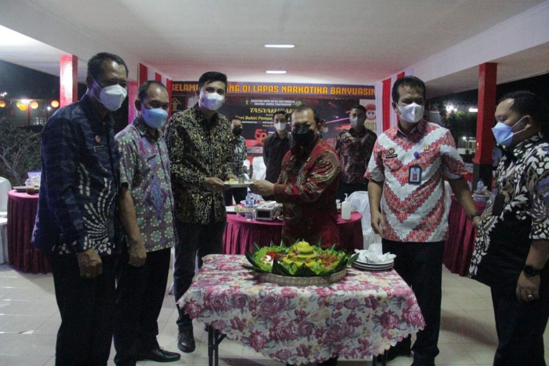 seluruh jajaran Lapas Narkotika Kelas IIB Banyuasin sangat antusias mengikuti kegiatan Tasyakuran Hari Bhakti Pemasyarakatan [HBP] ke-58 bersama Kepala Kantor Wilayah [Kakanwil] Kemenkumham Sumatera Selatan Harun Sulianto, yang hadir secara langsung di Lapas Narkotika Kelas IIB Banyuasin.