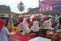 Pemerintah Kabupaten [Pemkab] Banyuasin menggelar pasar murah menjelang Hari Raya Idul Fitri 1443 H. Kegiatan ini dilaksanakan di depan Kantor Camat Banyuasin III, Rabu [27/4/2022].